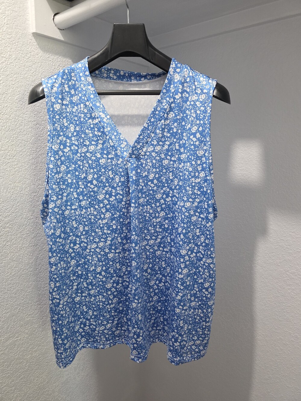 Women's XL Blue Floral Sleeveless Blouse